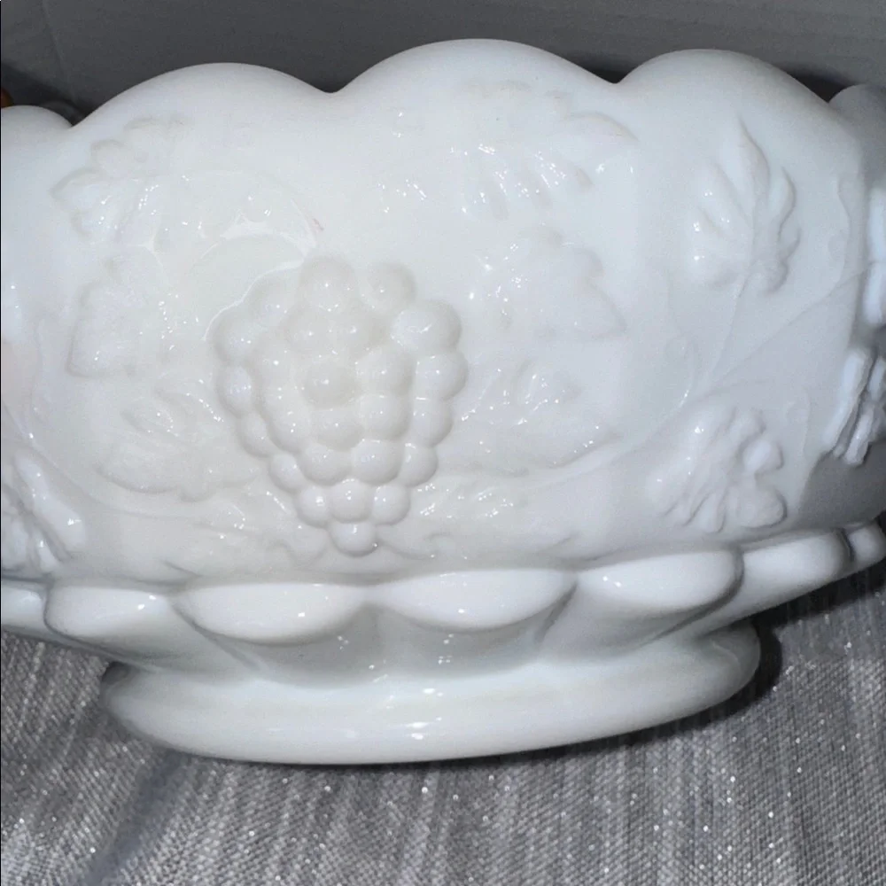 Westmoreland Milk Glass Bowl Paneled Grape Vine 1040 - 1984 Vintage 8.25” X 4”